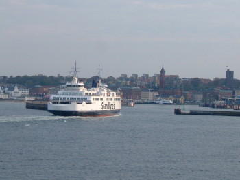 Eine Scandlines Fähre beim Einlaufen in den Hafen von Helsingborg Eine Scandlines Fähre beim Einlaufen in den Hafen von Helsingborg