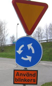 Blinken im Kreisverkehr in Schweden