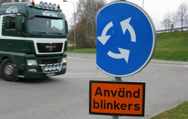 Blinken im Kreisverkehr in Schweden