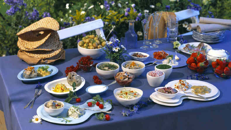 Festlich gedeckter Tisch zu Mittsommer