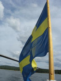 Schwedenfahne vor der Uddevalla-Brücke Schwedenfahne vor der Uddevalla-Brücke