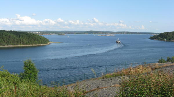 Blick von Tjörn hinüber aufs Festland