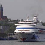 masthuggskyrkan_mit_kreuzfahrtschiff