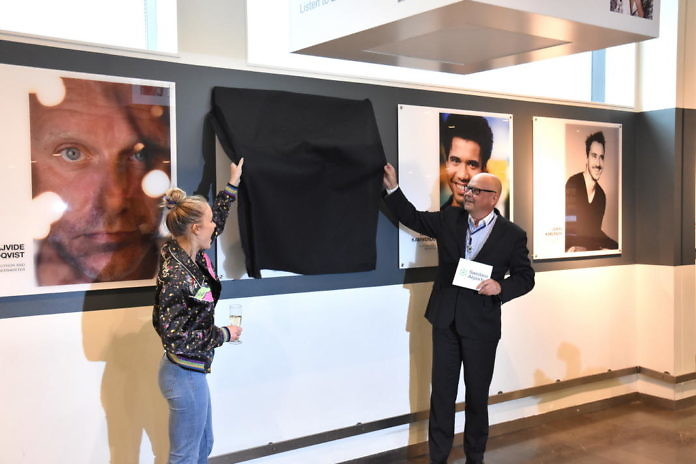 Flughafen Stockholm-Arlanda: Macht mal ein Bild mit Zara Larsson!