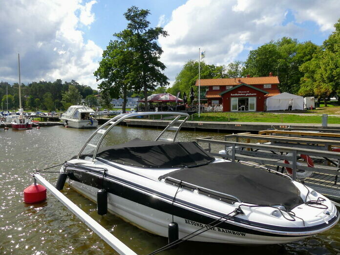 Sundbyholm, eine Perle am Mälaren - Schloss und Strand, Gästehafen und Ausflugsziel